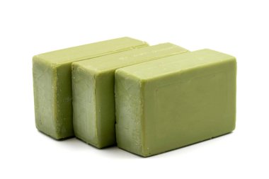 Beyaz arka planda izole edilmiş zeytinyağı sabunu. Organik sabun