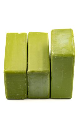 Beyaz arka planda izole edilmiş zeytinyağı sabunu. Organik sabun