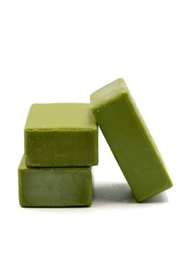 Beyaz arka planda izole edilmiş zeytinyağı sabunu. Organik sabun