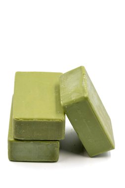 Beyaz arka planda izole edilmiş zeytinyağı sabunu. Organik sabun