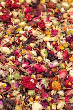 Bitki çayına bayılırım. Yakın plan bitki çayı. Bud Rose, Hibiscus, nar çiçeği, papatya çayı, kurumuş gül parçacıkları ile hazırlanmış bitki çayı..