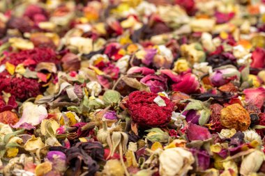 Bitki çayına bayılırım. Yakın plan bitki çayı. Bud Rose, Hibiscus, nar çiçeği, papatya çayı, kurumuş gül parçacıkları ile hazırlanmış bitki çayı..