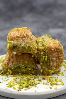 Fıstıklı baklava. Yakın plan. Geleneksel Orta Doğu lezzetleri. Geleneksel Türk baklavası. yerel adı fistikli baklava