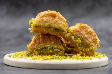 Fıstıklı baklava. Yakın plan. Geleneksel Orta Doğu lezzetleri. Geleneksel Türk baklavası. yerel adı fistikli baklava