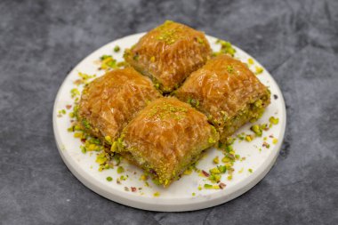 Fıstıklı baklava. Yakın plan. Geleneksel Orta Doğu lezzetleri. Geleneksel Türk baklavası. yerel adı fistikli baklava