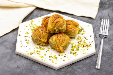 Fıstıklı midye Baklava. Yakın plan. Geleneksel Orta Doğu lezzetleri. Geleneksel Türk baklavası. yerel adı Midye Baklava