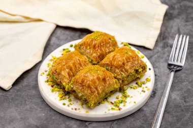Fıstıklı baklava. Yakın plan. Geleneksel Orta Doğu lezzetleri. Geleneksel Türk baklavası. yerel adı fistikli baklava
