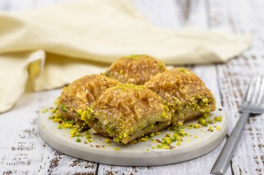Fıstıklı baklava. Yakın plan. Geleneksel Orta Doğu lezzetleri. Geleneksel Türk baklavası. yerel adı fistikli baklava
