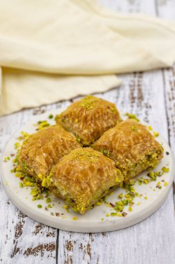 Fıstıklı baklava. Yakın plan. Geleneksel Orta Doğu lezzetleri. Geleneksel Türk baklavası. yerel adı fistikli baklava