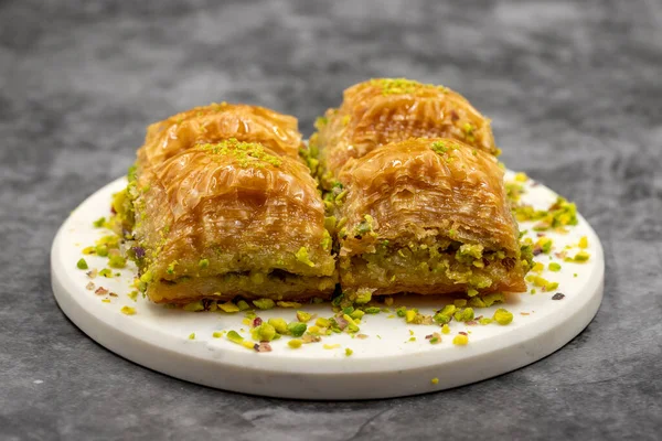 Fıstıklı baklava. Yakın plan. Geleneksel Orta Doğu lezzetleri. Geleneksel Türk baklavası. yerel adı fistikli baklava