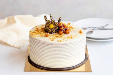 Beyaz arka planda beyaz çikolata kroketli kutlama pastası. Croquant keki. Kapat.