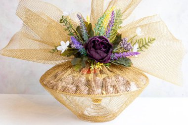 Beyaz arka planda çikolata hediyesi. Kapat. Yerel adı soz tepsisi