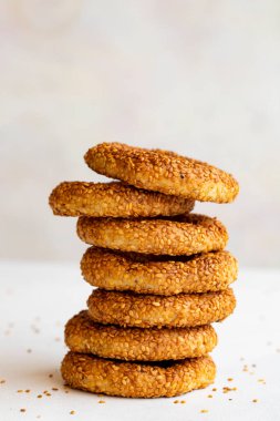 Türk Bagel Kandil simit (pasta yığını). Beyaz arka planda susamlı simit. yerel adı kandil simidi