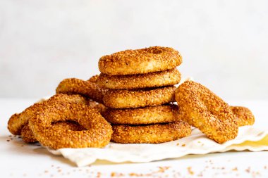 Türk Bagel Kandil simit (pasta yığını). Beyaz arka planda susamlı simit. yerel adı kandil simidi