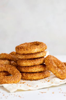 Türk Bagel Kandil simit (pasta yığını). Beyaz arka planda susamlı simit. yerel adı kandil simidi