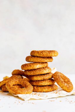 Türk Bagel Kandil simit (pasta yığını). Beyaz arka planda susamlı simit. yerel adı kandil simidi
