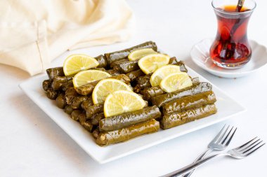 Beyaz arka planda zeytinyağı ile doldurulmuş yapraklar. Geleneksel Türk mutfağı. Yerel adı Zeytinyagli yaprak sarma