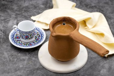 Koyu arkaplanda, toprakta Türk kahvesi. Geleneksel Türk mutfağı aroması. Kapat.