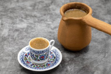 Koyu arkaplanda Türk kahvesi. Geleneksel Türk mutfağı aroması. Kapat.