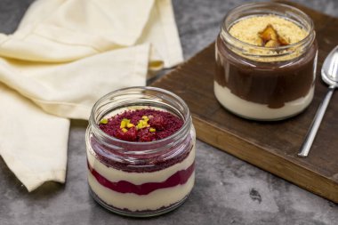 Koyu arkaplanda manolya tatlısı. Magnolia tatlı çeşitleri