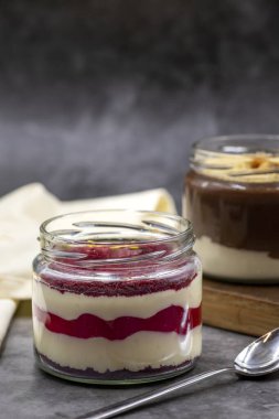 Koyu arkaplanda manolya tatlısı. Magnolia tatlı çeşitleri