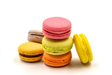 Beyaz arka planda izole edilmiş makarna tatlısı. Renkli kurabiyeler. Kapat.