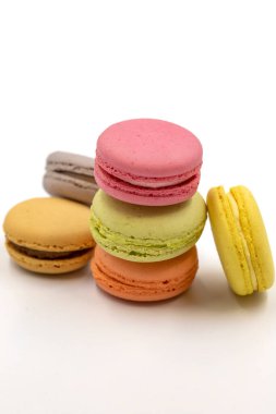 Beyaz arka planda izole edilmiş makarna tatlısı. Renkli kurabiyeler. Kapat.