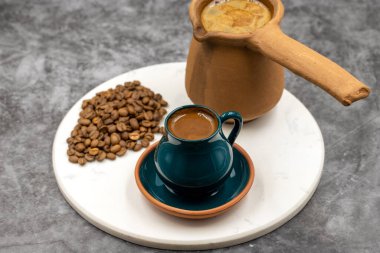 Mermer zemin üzerinde Türk kahvesi. Kırsal fincan ve toprak kahve demliği..