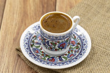 Ahşap zeminde Türk kahvesi. Klasik Türk kahve fincanı..
