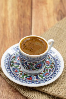 Ahşap zeminde Türk kahvesi. Klasik Türk kahve fincanı..