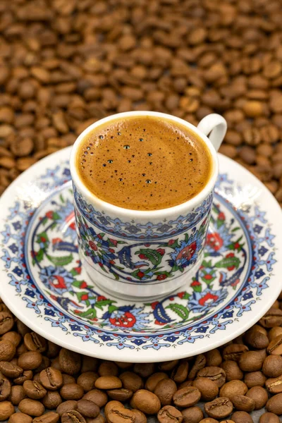 Klasik Bir Kahve Fincanında Türk Kahvesi Kahve Çekirdekleri Kapat — Stok fotoğraf