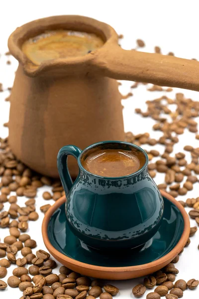 Café Turco Sobre Fondo Blanco Taza Rústica Cafetera Barro Granos — Foto de Stock