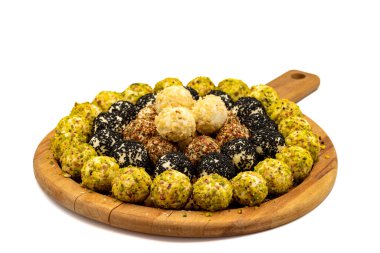 Beyaz arka planda izole edilmiş baharatlı peynir topları.