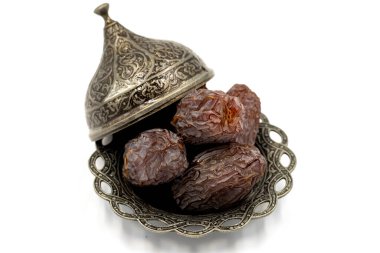 Beyaz arka planda izole edilmiş meyve tarihi. Kırsal bir servis tabağında meyveler