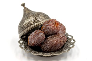 Beyaz arka planda izole edilmiş meyve tarihi. Kırsal bir servis tabağında meyveler