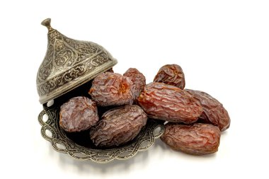 Beyaz arka planda izole edilmiş meyve tarihi. Kırsal bir servis tabağında meyveler