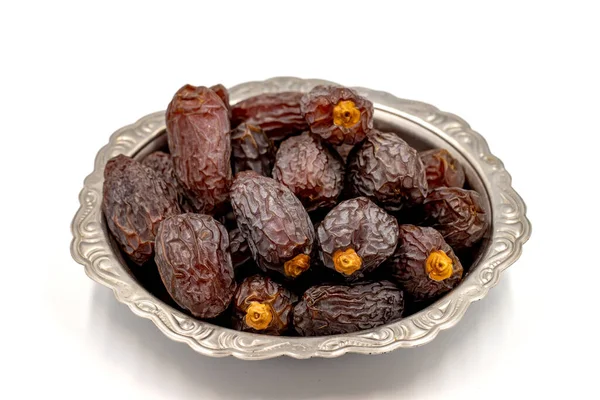 Dattelfrüchte Isoliert Auf Weißem Hintergrund Dattelfrüchte Auf Einem Rustikalen Servierteller — Stockfoto