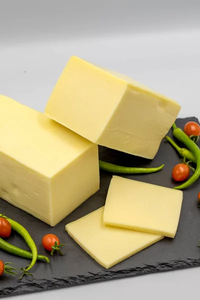 Cheddar Sajt Vagy Kashkaval Sajt Fehér Alapon Sajtszeletek Tálalóasztalon — Stock Fotó