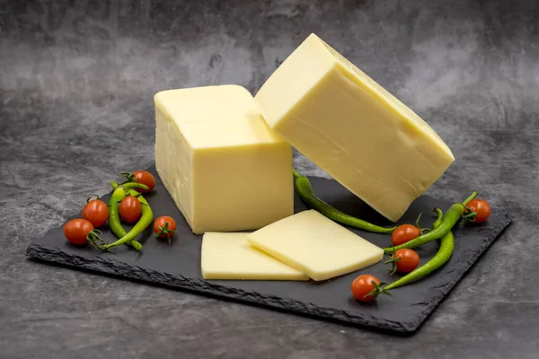 Fromage Cheddar Kashkaval Sur Fond Sombre Tranches Fromage Sur Plateau — Photo