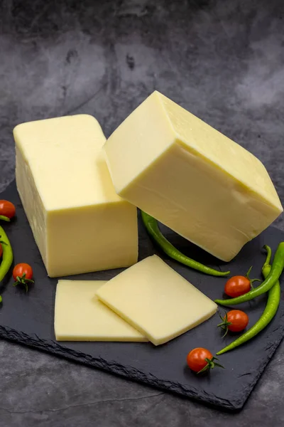 Çedar Peyniri Koyu Arkaplanda Kaşkaval Peyniri Servis Masasında Peynir Dilimleri — Stok fotoğraf