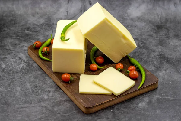 Çedar Peyniri Koyu Arkaplanda Kaşkaval Peyniri Servis Masasında Peynir Dilimleri — Stok fotoğraf