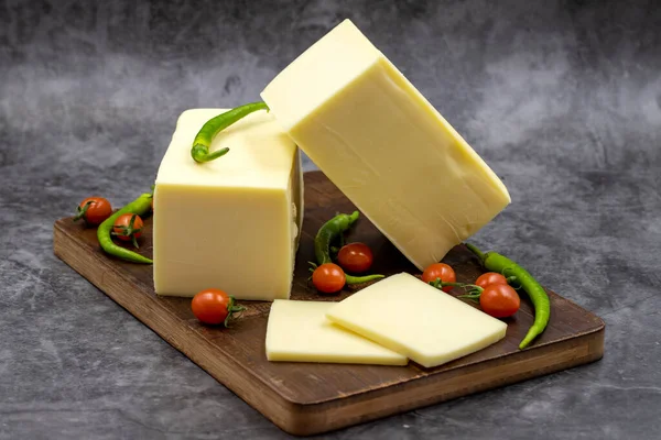 Fromage Cheddar Kashkaval Sur Fond Sombre Tranches Fromage Sur Plateau — Photo