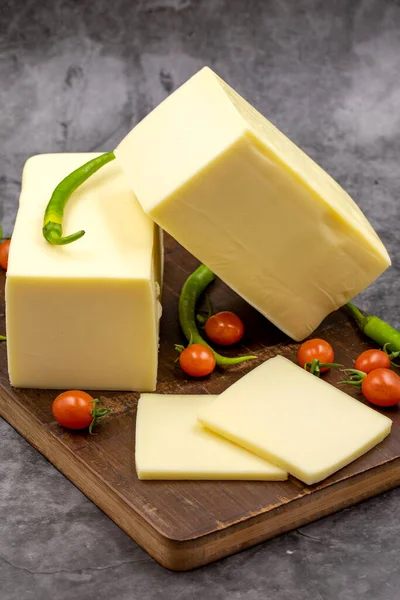 Queijo Cheddar Queijo Kashkaval Sobre Fundo Escuro Fatias Queijo Placa — Fotografia de Stock