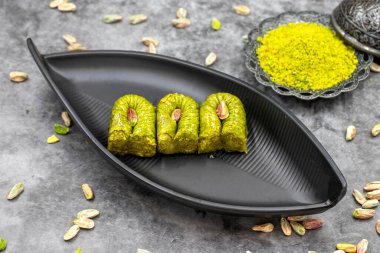 Fıstıklı Baklava koyu bir arka planda. Akdeniz mutfağı lezzetlidir. Yakın plan baklava. yerel isim fistikli bulbul