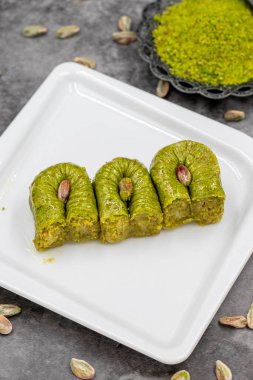 Fıstıklı Baklava koyu bir arka planda. Akdeniz mutfağı lezzetlidir. Yakın plan baklava. yerel isim fistikli bulbul