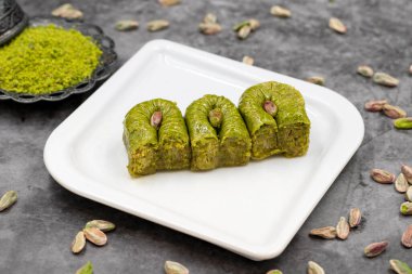 Fıstıklı Baklava koyu bir arka planda. Akdeniz mutfağı lezzetlidir. Yakın plan baklava. yerel isim fistikli bulbul