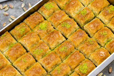 Fıstıklı baklava. Akdeniz mutfağı lezzetlidir. Yakın çekim baklava