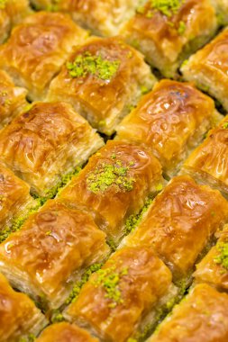 Fıstıklı baklava. Akdeniz mutfağı lezzetlidir. Yakın çekim baklava