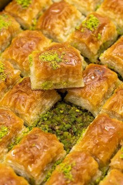 Fıstıklı baklava. Akdeniz mutfağı lezzetlidir. Yakın çekim baklava