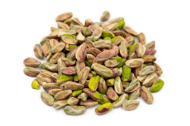 Fıstık çekirdeği beyaz arka planda izole edilmiş. Kapat.